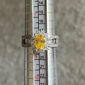 💛 2/$20 💛 Yellow Flower Ring